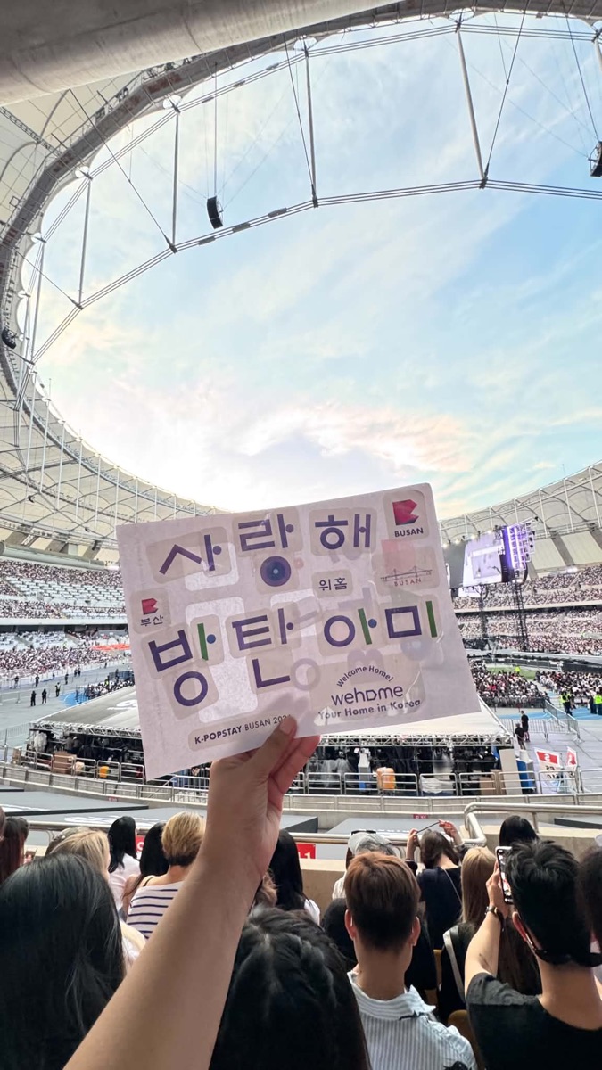 ARMY holding a Borahae Hangul card reading 사랑해 방탄 아미 at K-POPSTAY Busan stadium